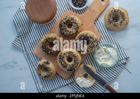 Hausgemachte Bagels mit Knoblauch und Käse auf einem Tisch Stockfoto