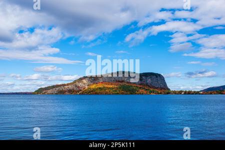 Malerischer Blick auf Mount Kineo über den Moosehead Lake, von Rockwood Town Landing in Maine, USA. Stockfoto