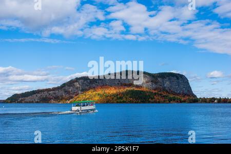 Bootsshuttle über den Moosehead Lake in Richtung Mount Kineo State Park, wie von Rockwood Town Landing in Maine, USA, gesehen. Stockfoto