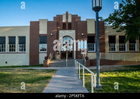 Wahrheit oder Konsequenzen, NM, USA - 1. Mai 2022: Das Kenneth W. James Center Stockfoto