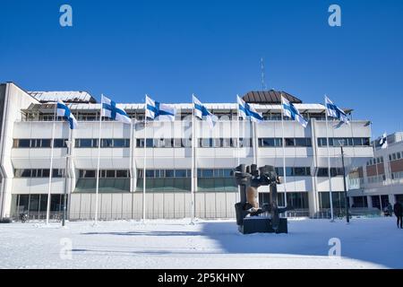 finnische Nationalflaggen im Wind gegen das Rathaus, Lappeenranta Finnland Stockfoto