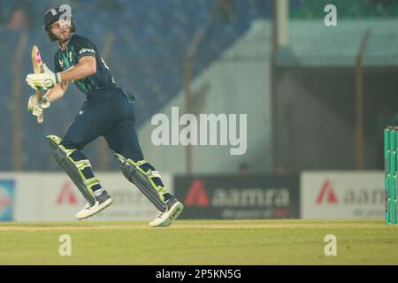 England Captain Jos Buttler schlägt während des 3. Internationalen Spiels Bangladesch-England im Zahur Ahmed Chowdhury Stadium, Sagorika, Chattogram, Stockfoto