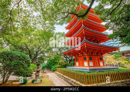 Fukuoka, Japan - Nov. 20 2022: Tochoji-Tempel im Stadtteil Hakata. Erbaut von Kobo Daishi am Meer, an den heutigen Ort von Kuroda Taday verlegt Stockfoto
