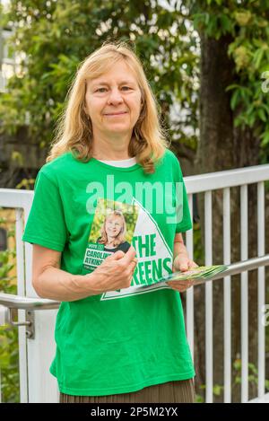 New South Wales, australien, 07/03/2023, New South Wales Greens Kandidat für den Sitz von Davidson, bei den bevorstehenden Wahlen in New South Wales führt Caroline Atkinson Wahlkampf und verteilt Flugblätter am Bahnhof Gordon an Sydneys oberer Nordküste. Das Ist Stephen Dwyer Alamy Live News Stockfoto