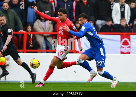 Nottingham, Großbritannien, 5. März 2023. Brennan Johnson aus Nottingham Forest tritt am Sonntag, den 5. März 2023, beim Premier League-Spiel zwischen Nottingham Forest und Everton am City Ground in Nottingham um den Ball an. (Foto: Jon Hobley | MI News) Guthaben: MI News & Sport /Alamy Live News Stockfoto