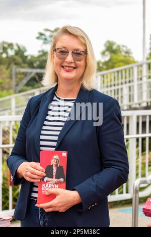 New South Wales, australien, 07/03/2023, New South Wales Arbeitskandidat für den Sitz von Davidson, bei den bevorstehenden Wahlen in New South Wales, Wahlkampf von Karyn Edelstein und Verteilen von Flugblättern am Bahnhof Gordon an Sydneys oberer Nordküste. Das Ist Stephen Dwyer Alamy Live News Stockfoto