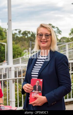 New South Wales, australien, 07/03/2023, New South Wales Arbeitskandidat für den Sitz von Davidson, bei den bevorstehenden Wahlen in New South Wales, Wahlkampf von Karyn Edelstein und Verteilen von Flugblättern am Bahnhof Gordon an Sydneys oberer Nordküste. Das Ist Stephen Dwyer Alamy Live News Stockfoto