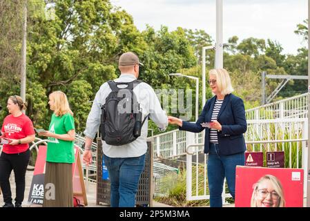 New South Wales, australien, 07/03/2023, New South Wales Arbeitskandidat für den Sitz von Davidson, bei den bevorstehenden Wahlen in New South Wales, Wahlkampf von Karyn Edelstein und Verteilen von Flugblättern am Bahnhof Gordon an Sydneys oberer Nordküste. Das Ist Stephen Dwyer Alamy Live News Stockfoto