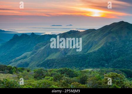 Sonnenaufgang in den Bergen des Nationalparks Altos de Campana, Republik Panama, Mittelamerika. Stockfoto