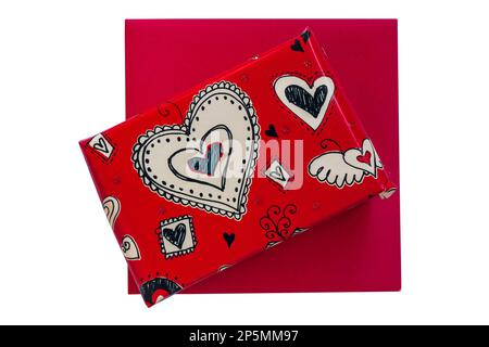 Eingepacktes Geschenk und Karte für den Valentinstag isoliert auf weißem Hintergrund Stockfoto