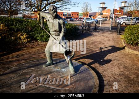 leyland Lancashire, lebensgroße Bronzestatue Morrisons Supermarkt, stellt einen Fundamenter von Stephen Charnock dar und ehrt die Geschichte des Ortes Stockfoto