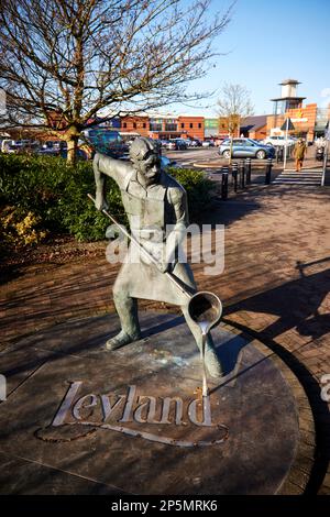 leyland Lancashire, lebensgroße Bronzestatue Morrisons Supermarkt, stellt einen Fundamenter von Stephen Charnock dar und ehrt die Geschichte des Ortes Stockfoto