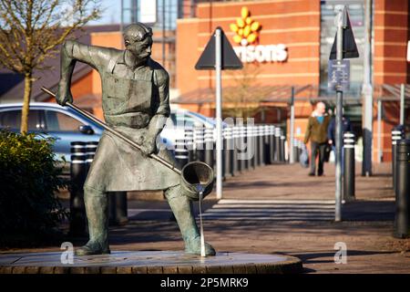 leyland Lancashire, lebensgroße Bronzestatue Morrisons Supermarkt, stellt einen Fundamenter von Stephen Charnock dar und ehrt die Geschichte des Ortes Stockfoto