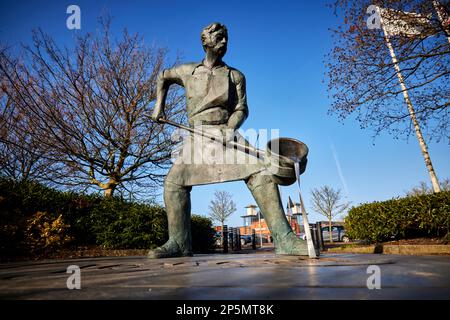 leyland Lancashire, lebensgroße Bronzestatue Morrisons Supermarkt, stellt einen Fundamenter von Stephen Charnock dar und ehrt die Geschichte des Ortes Stockfoto