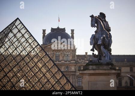 Der Louvre ist das meistbesuchte Museum der Welt und ein historisches Wahrzeichen in Paris, Frankreich, Pyramide Louis XIV staue Stockfoto