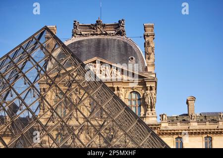 Der Louvre ist das meistbesuchte Museum der Welt und ein historisches Wahrzeichen in Paris, Frankreich Stockfoto