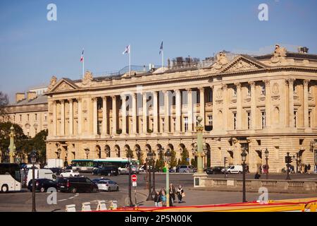 Das Hôtel de la Marine ist ein ikonisches Denkmal auf dem Place de la Concorde, bis 1798 die Garde-Meuble de la Couronne beherbergte, bevor es zum Hauptquartier wurde Stockfoto