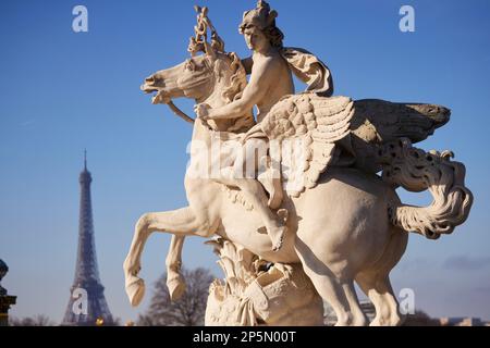 Die Statue des Pegasus in Paris, Reiterstatue namens Mercure Monte sur Pegase, geformt von Antoine Coysevox. Stockfoto