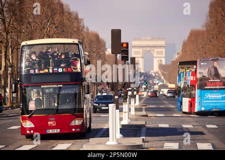 Arc de Triomphe Paris und eine große Busrundfahrt im offenen Bus Stockfoto