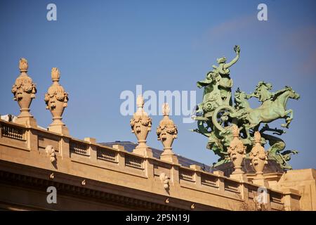 Pariser Wahrzeichen Grand Palais auf dem Dach Baudenkmäler l'immortalité devanacant le temps de Georges Récipon Stockfoto