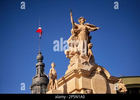 Pariser Wahrzeichen Grand Palais auf dem Dach Baudenkmäler Célèbres, Statue sur le dessus du toit de Palais Grand Stockfoto