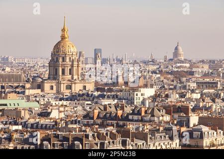 Pariser Wahrzeichen, Dächer, die die goldene Kuppel von Les Invalides und Napoleons Grab umgeben Stockfoto