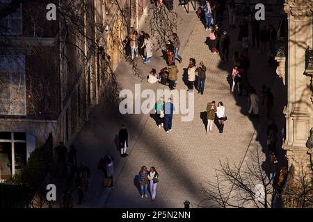 Pariser Straße vom Eiffelturm Stockfoto