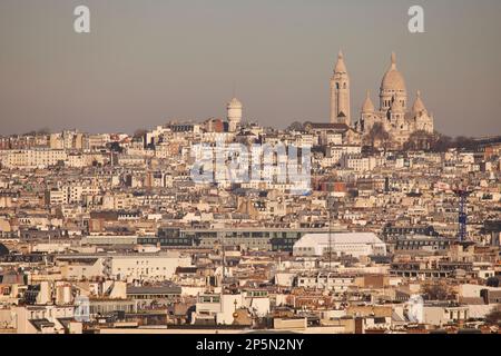 Pariser Wahrzeichen, Dächer auf der Skyline, die den montmartre-Hügel und die basilique sacre coeur zeigen Stockfoto