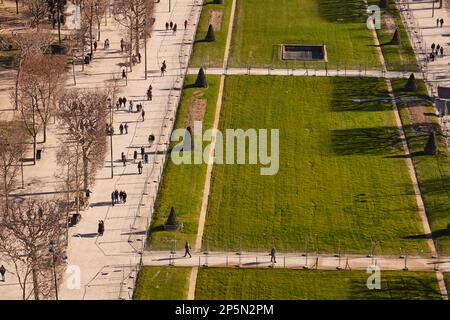 Pariser Wahrzeichen, Rasen im Garten des Eiffelturms vom Eiffelturm Stockfoto