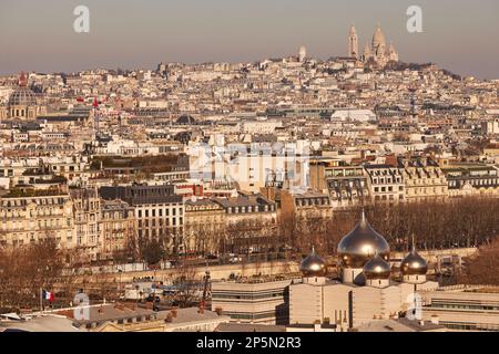 Pariser Wahrzeichen, Dächer auf der Skyline, die den montmartre-Hügel und die basilique sacré coeur und die Kathedrale de la Sainte-Trinite zeigen: Goldene Kuppeln Stockfoto