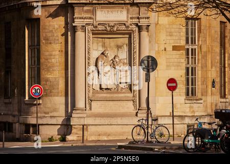 Pariser Wahrzeichen, Denkmal von Tarnier an der Ecke Avenue de l'Observatoire und Rue d'Assas, Stockfoto