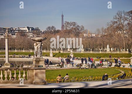 Pariser Wahrzeichen, Jardin du Luxembourg, See vor den Palastgebäuden Stockfoto