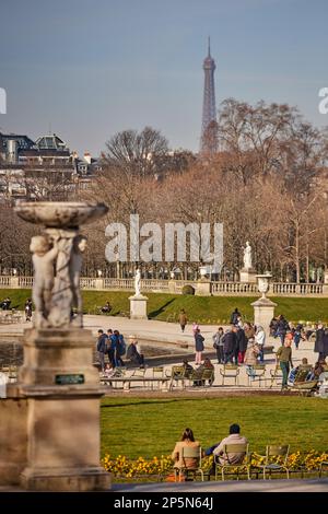 Pariser Wahrzeichen, Jardin du Luxembourg, See vor den Palastgebäuden Stockfoto