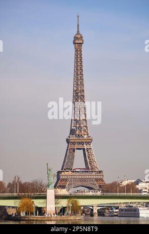 Pariser Wahrzeichen, Eiffelturm und Nachbildung der Freiheitsstatue auf dem Île aux Cygnes, Stockfoto