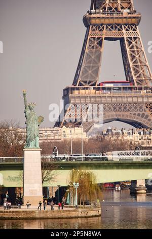 Pariser Wahrzeichen, Eiffelturm und Nachbildung der Freiheitsstatue auf dem Île aux Cygnes, Stockfoto