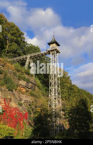 Historischer Aufzug in Bad Schandau im Herbst Sachsen Schweiz - Deutschland Stockfoto