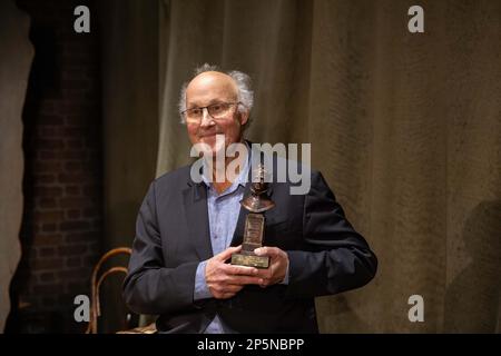 Peter Wilson, Produzent, der nach dem letzten Vorhang für "The Woman in Black" am letzten Abend im West End einen Olivier Award für Sonderanerkennung verliehen wird, womit die 33-Jahres-Aufführung beendet wird. Kredit: Jeff Gilbert/Alamy Live News Stockfoto