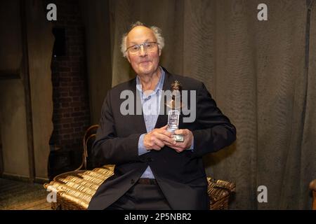 Peter Wilson, Produzent, der nach dem letzten Vorhang für "The Woman in Black" am letzten Abend im West End einen Olivier Award für Sonderanerkennung verliehen wird, womit die 33-Jahres-Aufführung beendet wird. Kredit: Jeff Gilbert/Alamy Live News Stockfoto