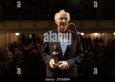 Peter Wilson, Produzent, der nach dem letzten Vorhang für "The Woman in Black" am letzten Abend im West End einen Olivier Award für Sonderanerkennung verliehen wird, womit die 33-Jahres-Aufführung beendet wird. Kredit: Jeff Gilbert/Alamy Live News Stockfoto