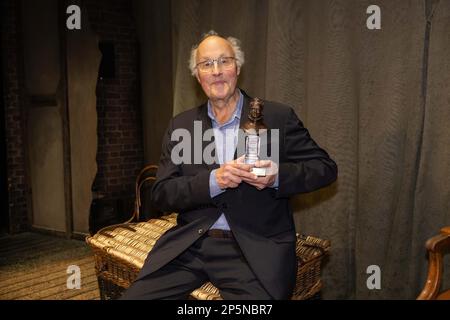 Peter Wilson, Produzent, der nach dem letzten Vorhang für "The Woman in Black" am letzten Abend im West End einen Olivier Award für Sonderanerkennung verliehen wird, womit die 33-Jahres-Aufführung beendet wird. Kredit: Jeff Gilbert/Alamy Live News Stockfoto