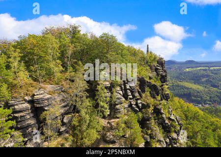 Der Berg lilienstein mit dem Wettin-Obelisken (eine Gedenksäule) im Hintergrund, Sachsenschweiz - Deutschland Stockfoto