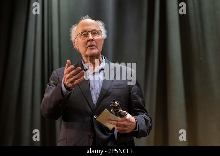 Peter Wilson, Produzent, der nach dem letzten Vorhang für "The Woman in Black" am letzten Abend im West End einen Olivier Award für Sonderanerkennung verliehen wird, womit die 33-Jahres-Aufführung beendet wird. Kredit: Jeff Gilbert/Alamy Live News Stockfoto