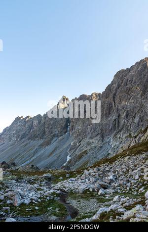 Der höhere Teil des Velka Studena dolina Valley, der den Prielom-Gebirgspass in den Bergen der Hohen Tatra in Slovaki entlang führt, ist ein wunderschöner Tag mit klarem Himmel Stockfoto