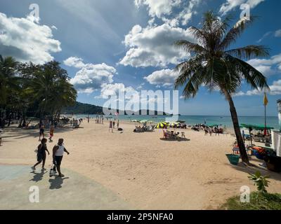 Patong Beach, Phuket, Thailand. 29. November 2022. Nachmittagsblick auf Patong Beach. Thailands beliebteste Strände. Stockfoto