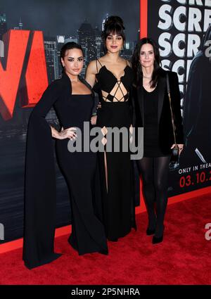 New York City, NY, 6. März 2023, New York City, NY, 06/03/2023, Demi Lovato, Melissa Barrera und Courtney Cox, die am 6. März 2023 im AMC Lincoln Square Theater in New York City, NY ©Steven Bergman/AFF-USA.COM an der „Scream VI“-Weltpremiere teilnehmen Stockfoto