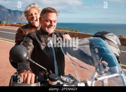 Reise-, Berg- und Seniorenpaar auf dem Motorrad für Abenteuer, Freiheit und Road Trip im Ruhestand. Adrenalin, Reisen und glücklicher Mann und Frau Stockfoto