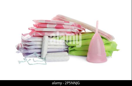 Menstruationseinlagen und andere Hygieneprodukte auf weißem Hintergrund. Gynäkologische Betreuung Stockfoto