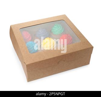 Schachtel mit köstlichen bunten Cupcakes isoliert auf Weiß Stockfoto