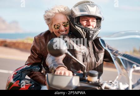 Reisen, Road Trip und Seniorenpaar auf dem Motorrad für Abenteuer, Freiheit und ein Wochenende im Ruhestand. Liebe, Reisen und glücklicher Mann und Frau reiten Stockfoto