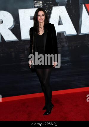 New York City, NY, 6. März 2023, New York City, NY, 06/03/2023, Courtney Cox nimmt an der "Scream VI" Weltpremiere Teil, die am 6. März 2023 im AMC Lincoln Square Theater in New York City, NY ©Steven Bergman/AFF-USA.COM stattfindet Stockfoto